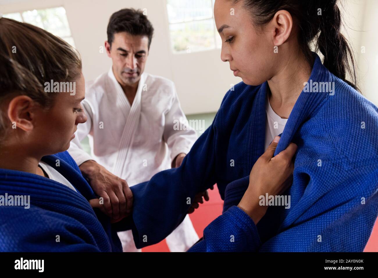 Judokas pratiquant le judo dans une salle de sport Banque D'Images
