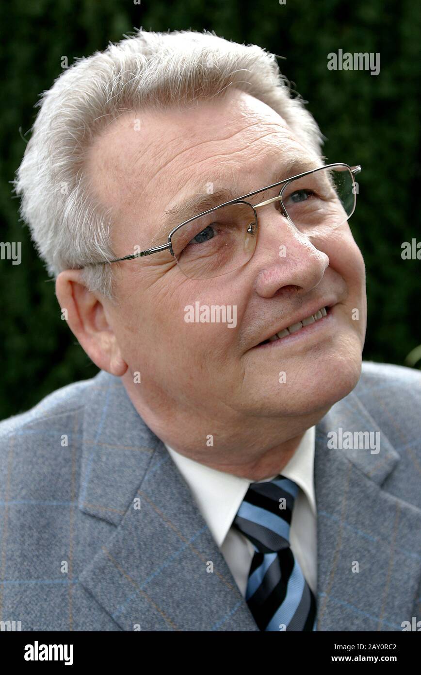 Homme allemand plus âgé en costume et cravate Photo Stock - Alamy