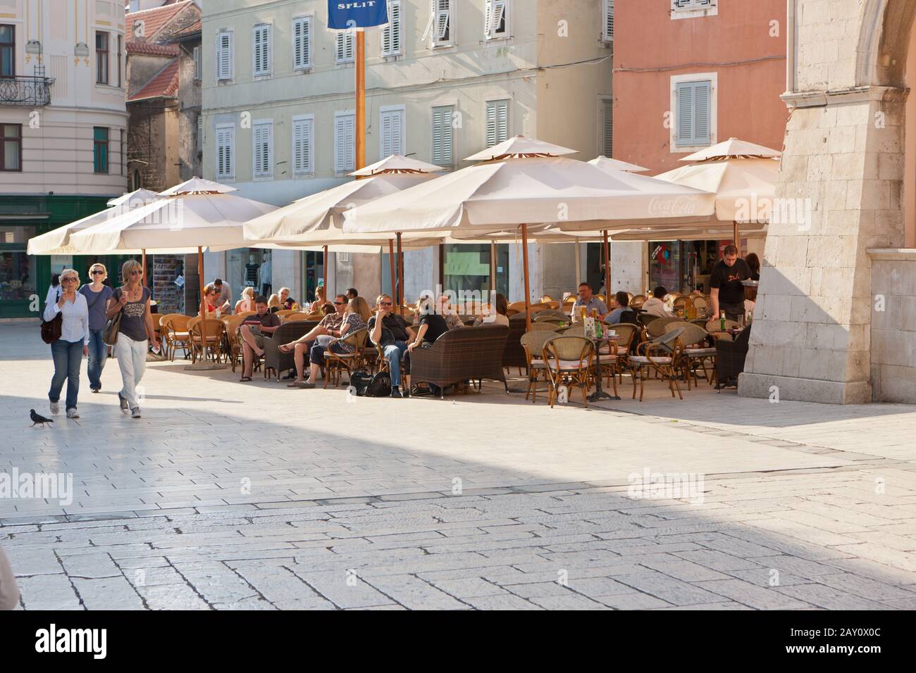 La vieille ville avec des restaurants Banque D'Images