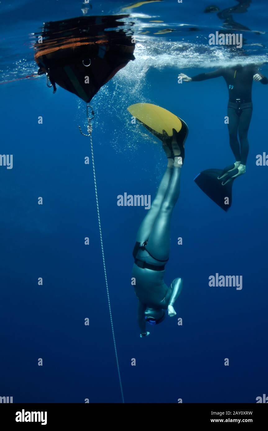 Le freediver a commencé sa plongée de la surface en t Banque D'Images