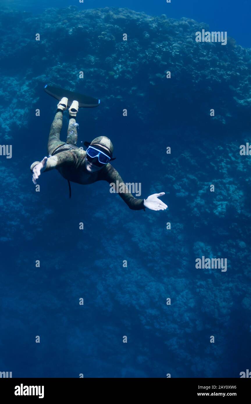 Le freediver se déplace sous l'eau le long du récif de corail Banque D'Images
