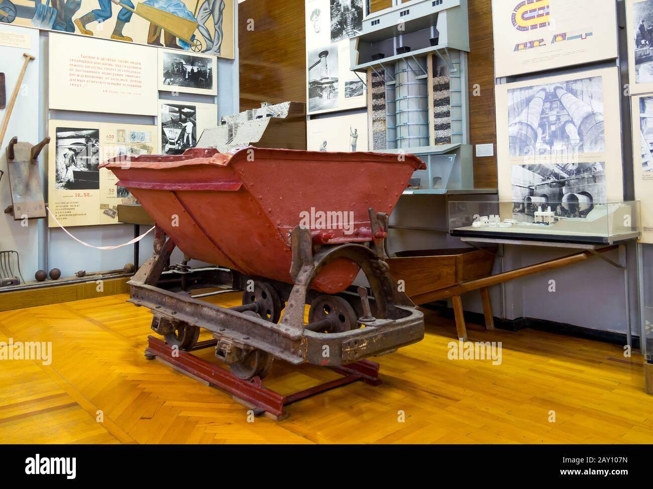 Novorossiysk, Russie - 01 août 2019 : chariot pour le transport de minéraux, Musée de l'Histoire du ciment, Novorossiysk Banque D'Images