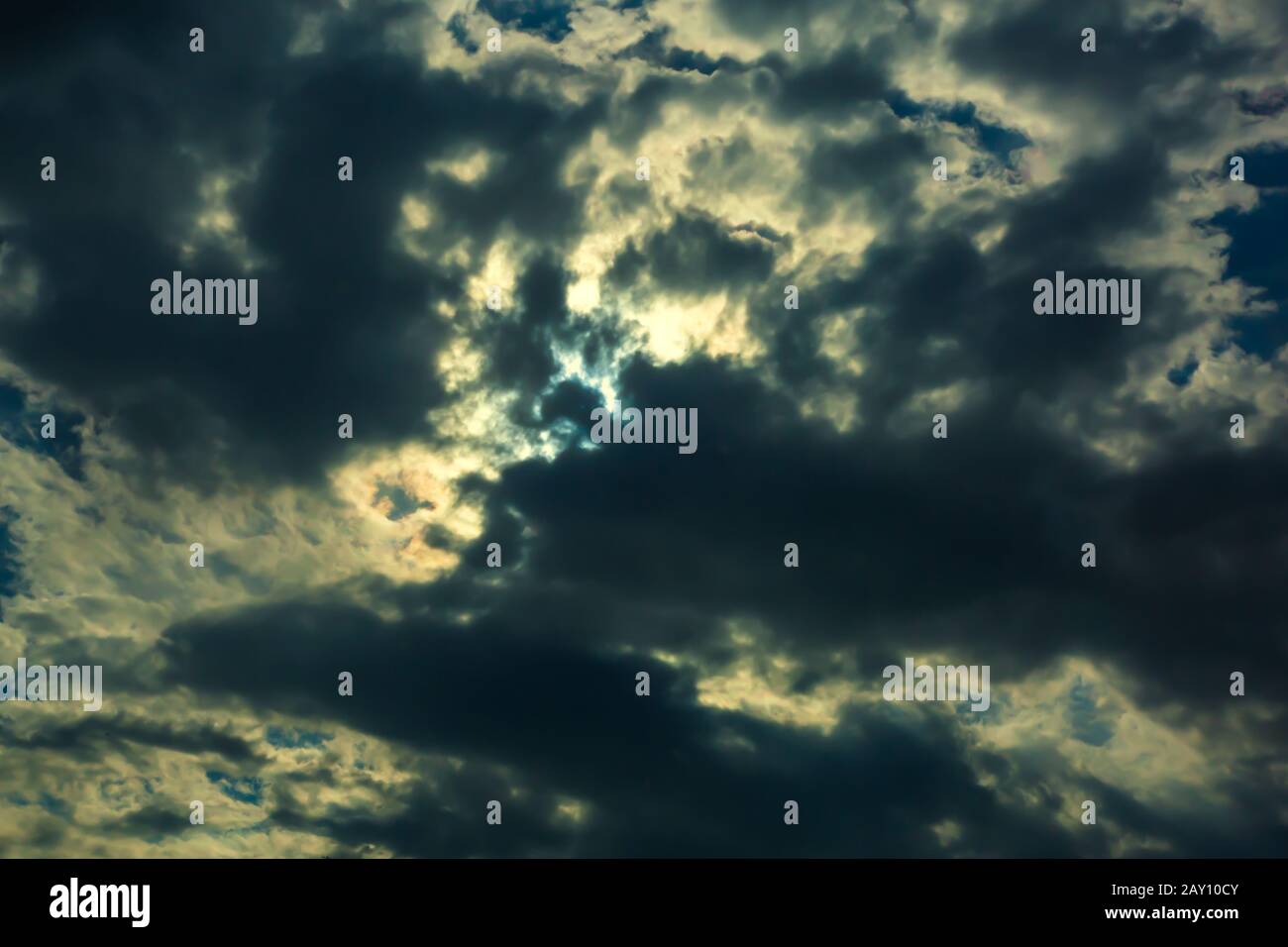 Ciel et nuages / ciel bleu Profond spectaculaire Banque D'Images