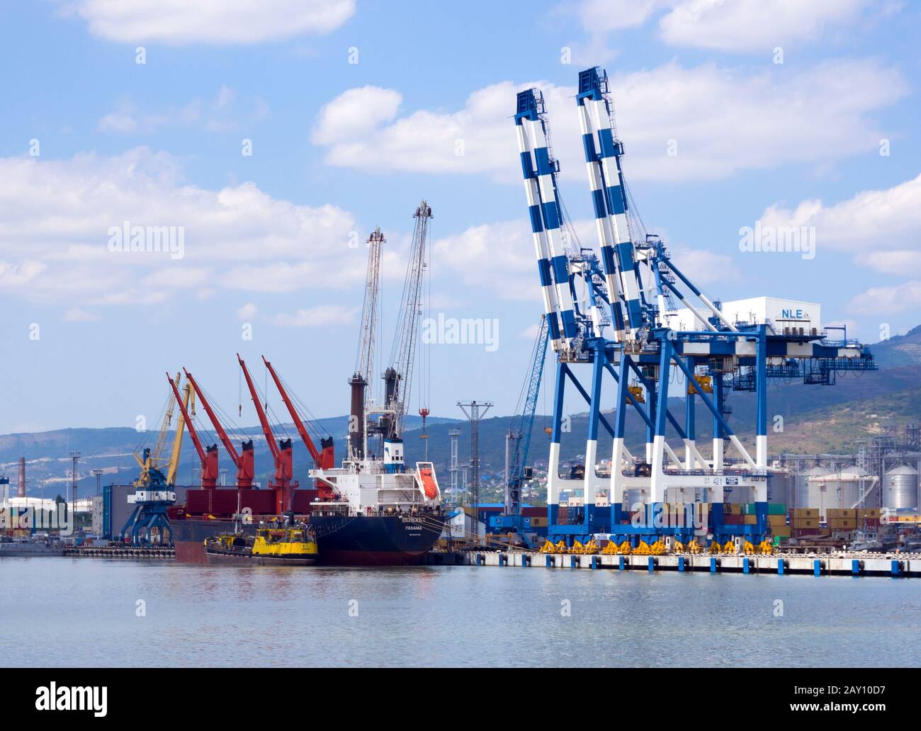 Novorossiysk, Russie - 01 août 2019: Grues de cargaison aux couchettes du port de Novorossiysk Banque D'Images
