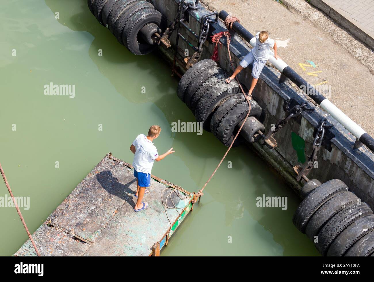 Novorossiysk, Russie - 01 août 2019: Un petit amarre radeau à la jetée Banque D'Images