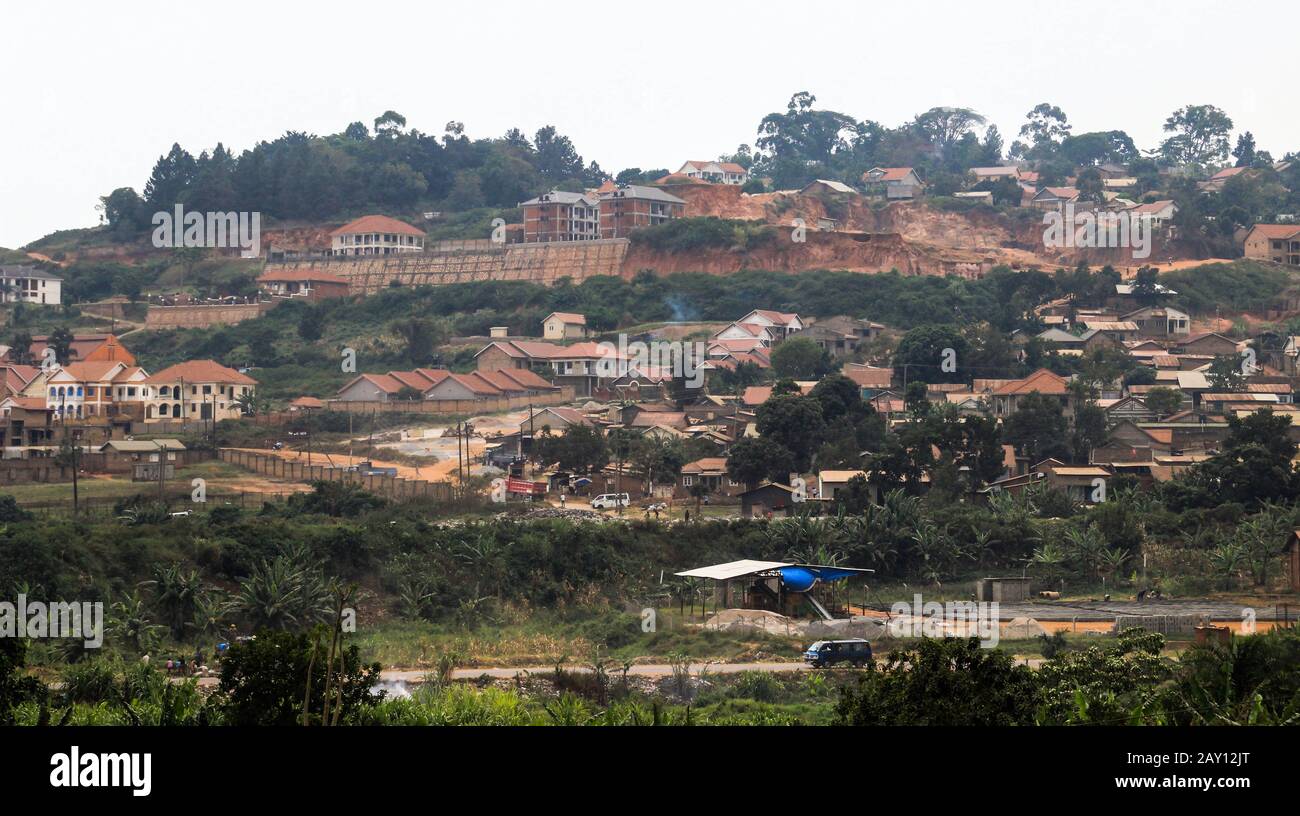 Kampala, Ouganda - 10 février 2016 : panorama de la capitale de Kampala avec des maisons en construction Banque D'Images