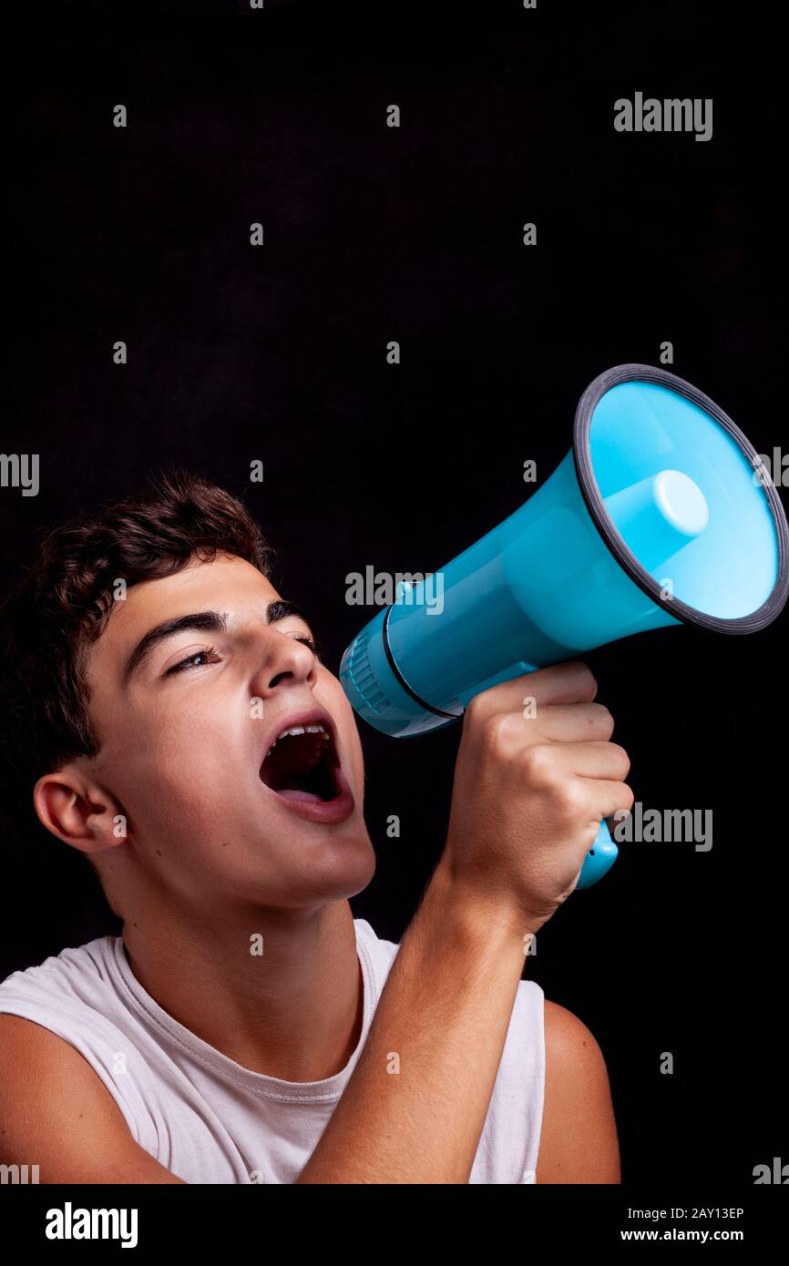 Adolescent crier avec megaphone Banque D'Images