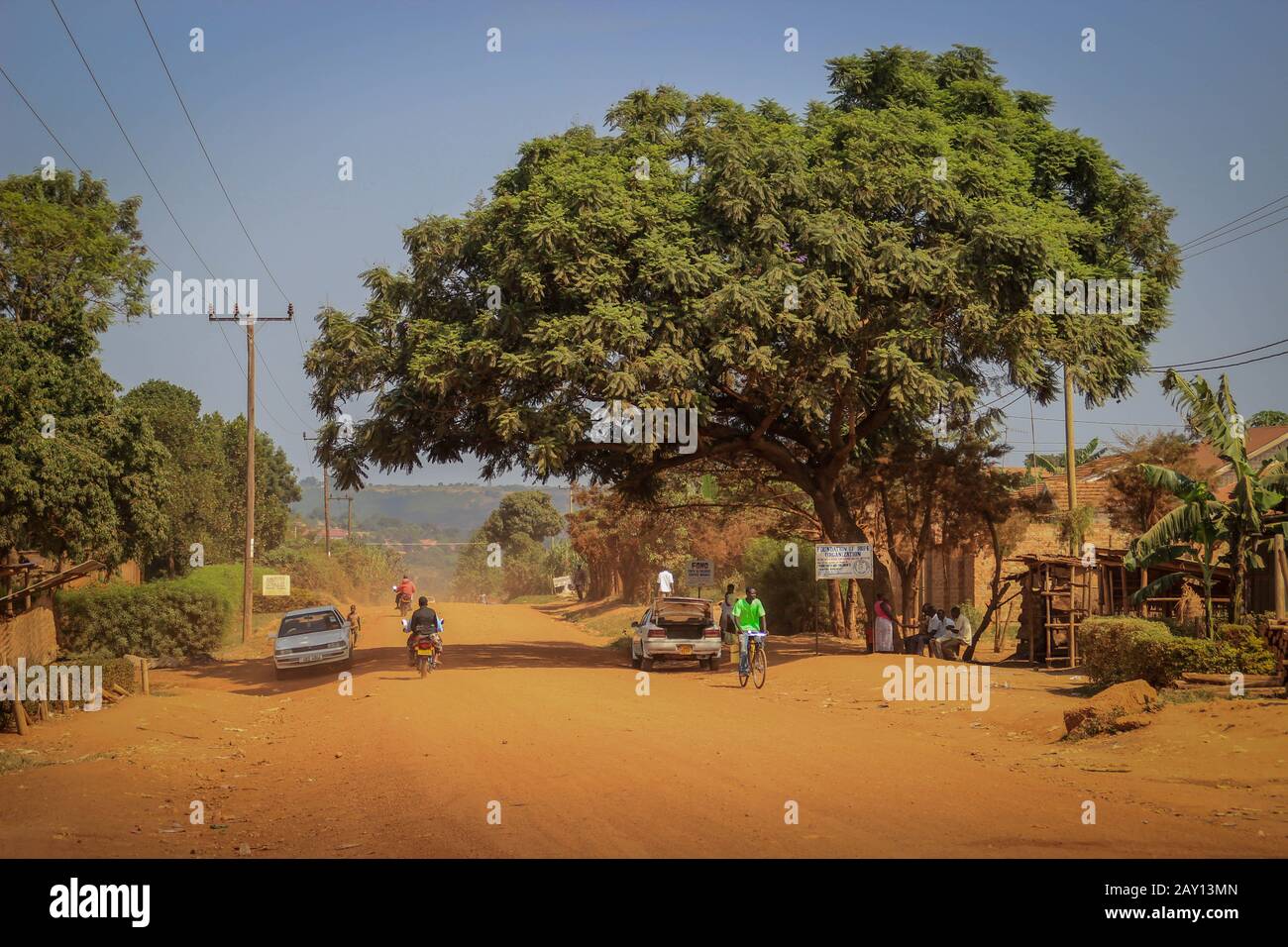 Mbale, Ouganda - 2 février 2016 : la vie quotidienne dans la rue de la ville frontalière ougandaise locale de Mbale, près de la frontière avec le Kenya. La vie africaine. Banque D'Images