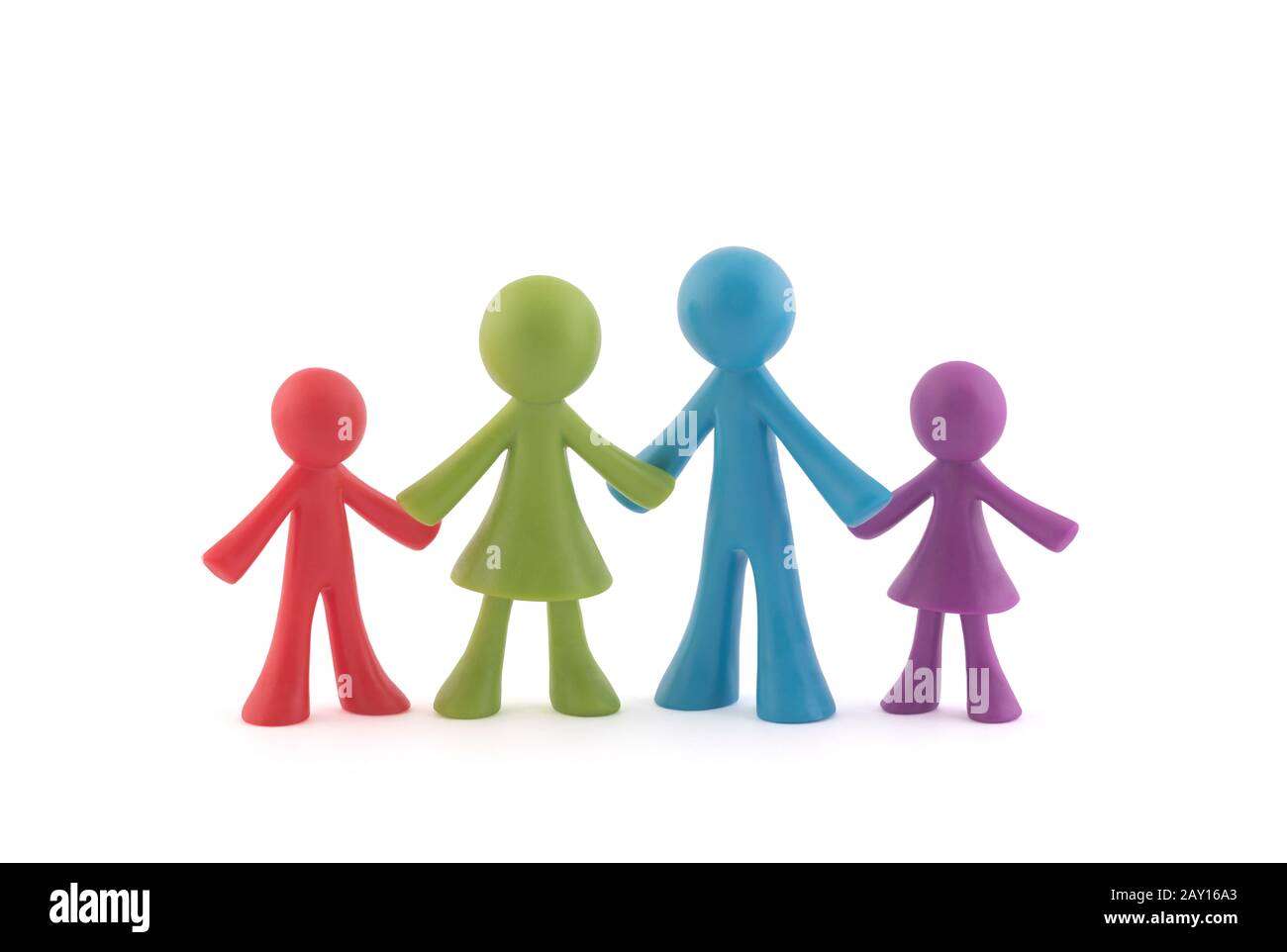 Figurines de famille colorées sur fond blanc avec chemin d'écrêtage Banque D'Images