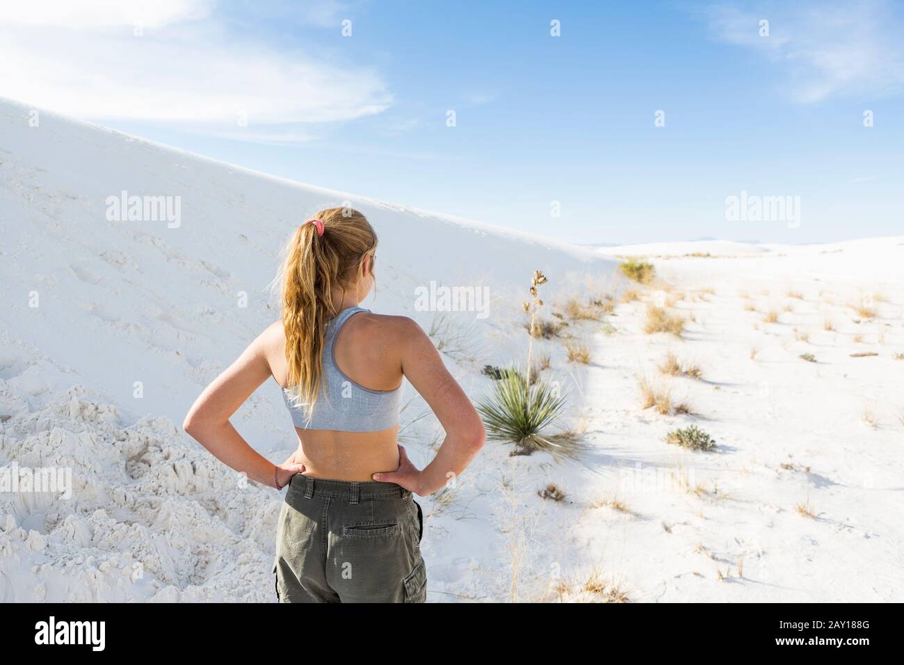 Une adolescente dans le paysage ouvert de White Sands Nat'l Monument, NM Banque D'Images
