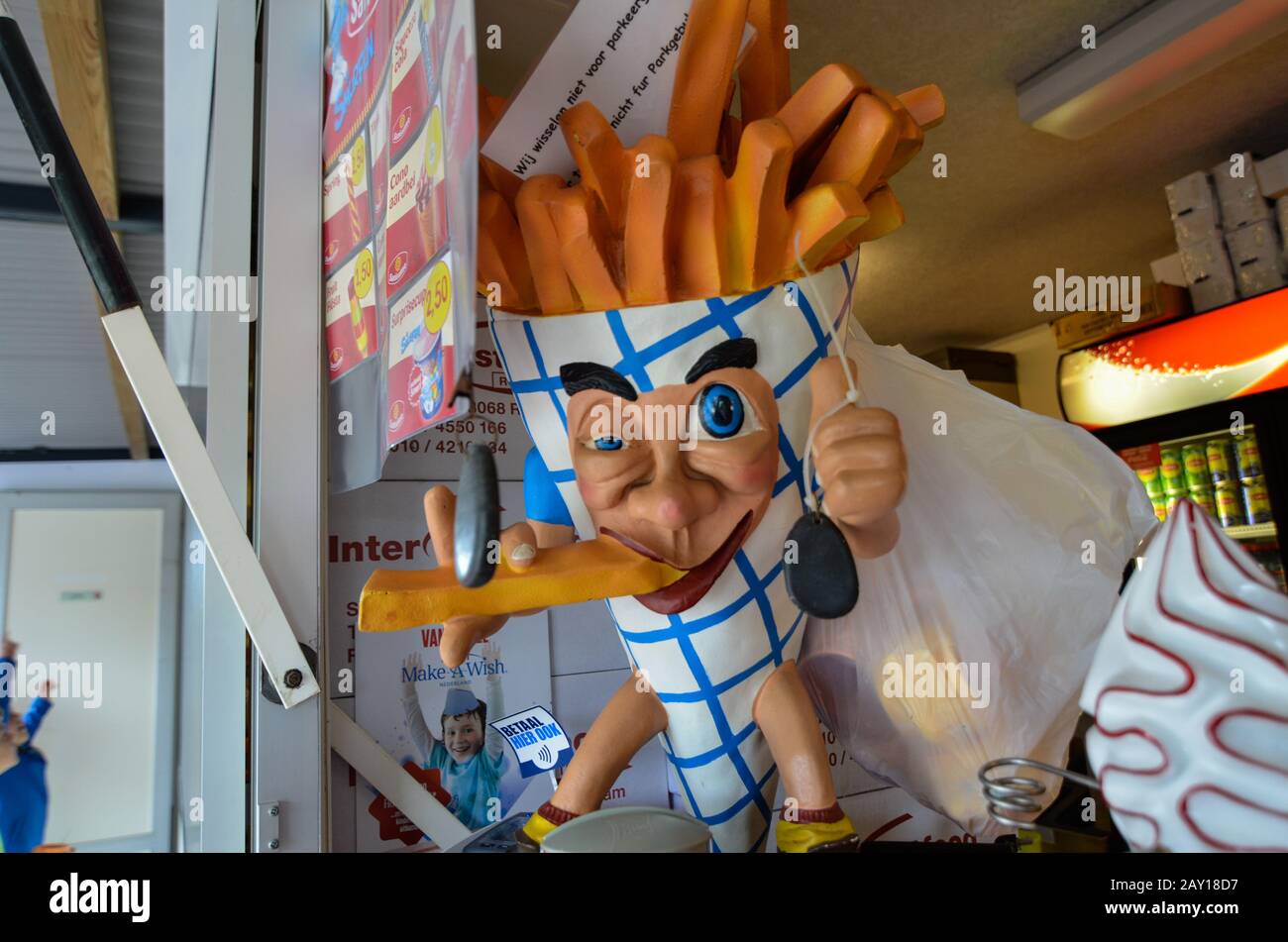 Oosterscheldekering, Pays-Bas, Août 2019. Dans un kiosque de cuisine de rue, une marionnette représente le plat principal : les frites. Banque D'Images