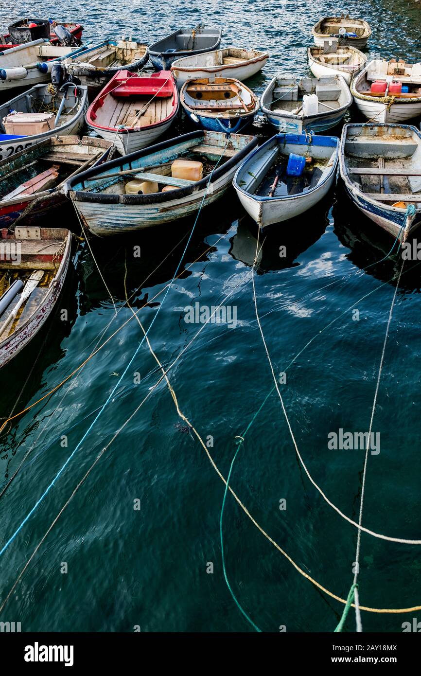 Vue panoramique sur les bateaux de pêche en bois colorés amarrés côte à côte dans un port. Banque D'Images