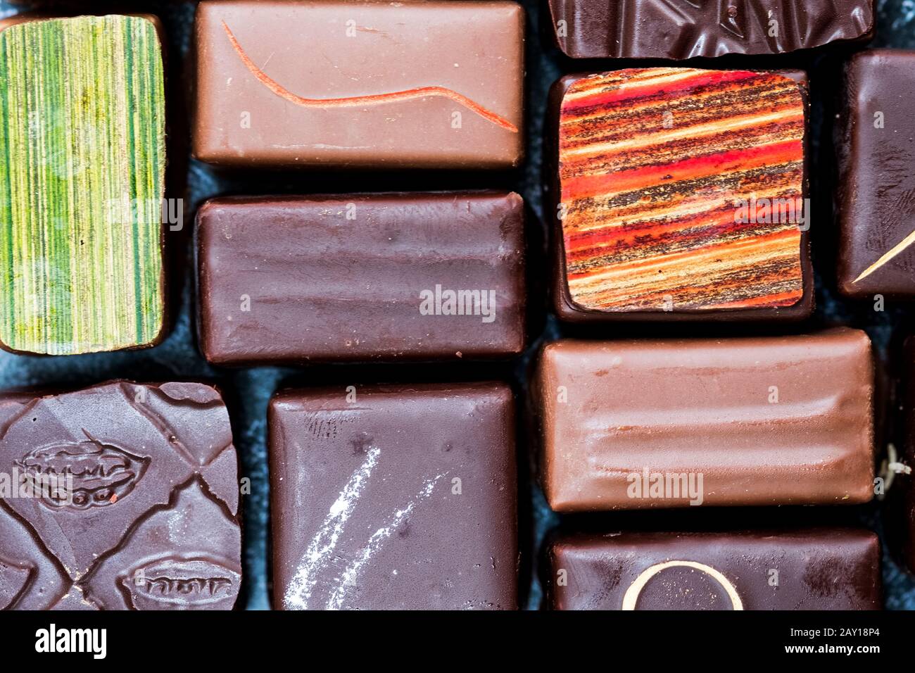 Gros plan sur une sélection de pralines au chocolat. Banque D'Images