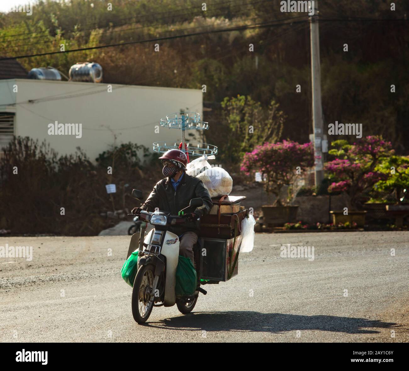 Chauffeur vietnamien de moto sur la route rurale près de Da Lat dans les hautes terres centrales du Vietnam, Indochina. Banque D'Images