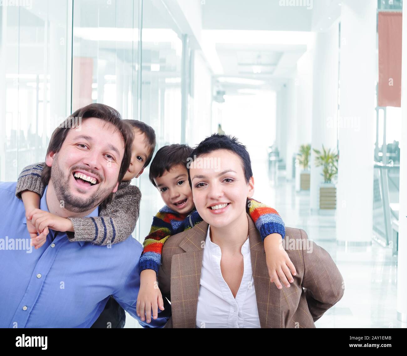 Jeune famille avec deux enfants dans le centre commercial Banque D'Images