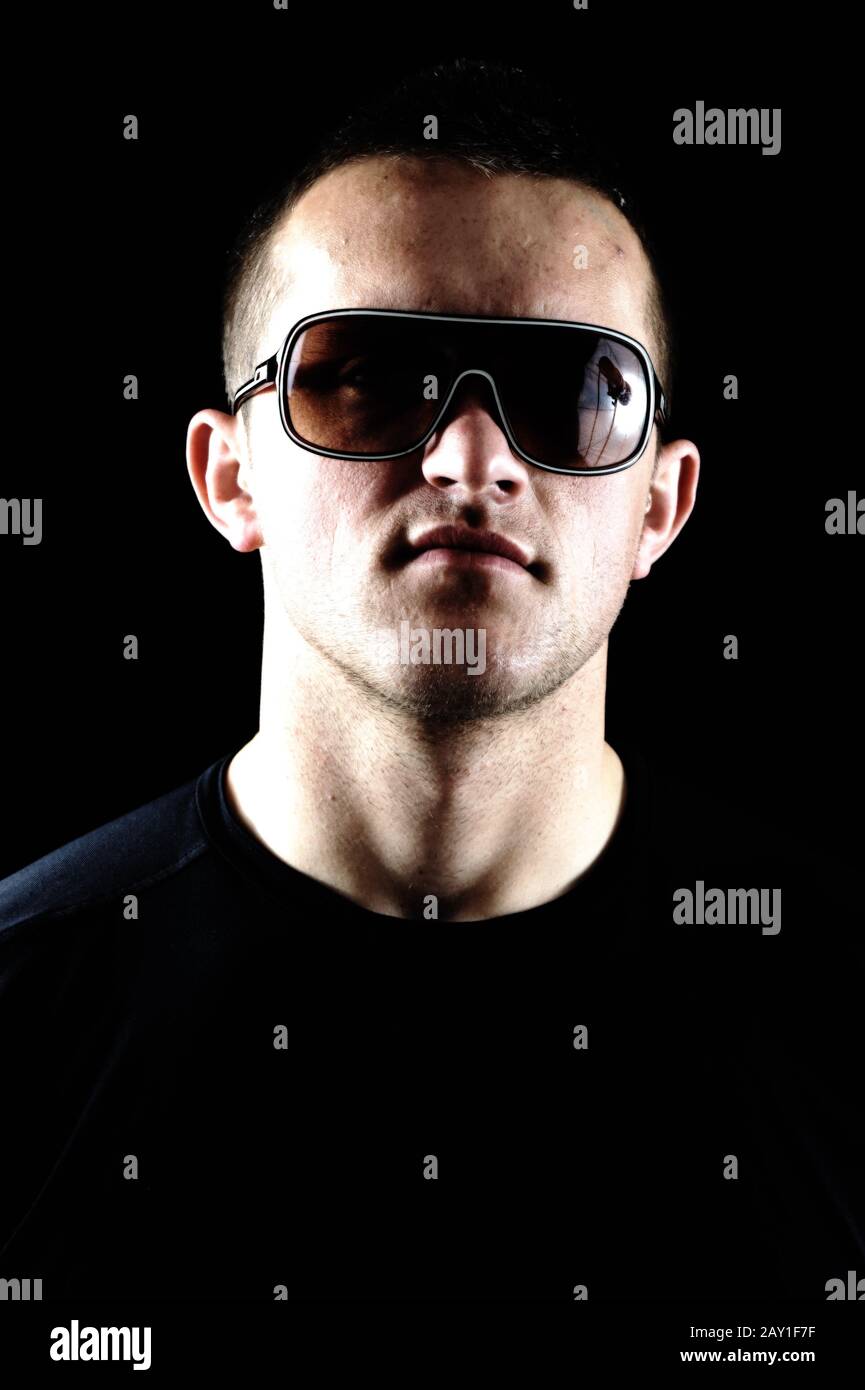 Mode élégant jeune homme portrait sur fond noir Banque D'Images