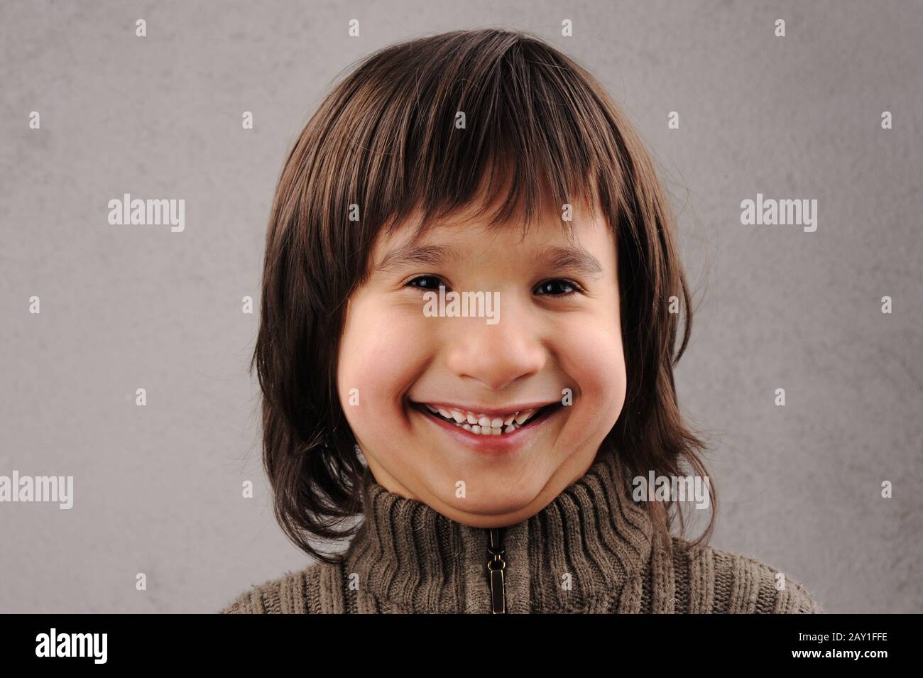 Écolier, série de gamin intelligent 6-7 ans avec des expressions du visage Banque D'Images