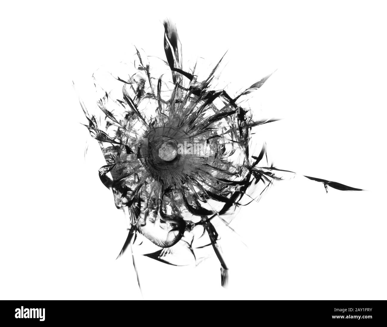 Vitre cassée fissurée sur fond blanc. Texture du pare-brise cassé. Banque D'Images