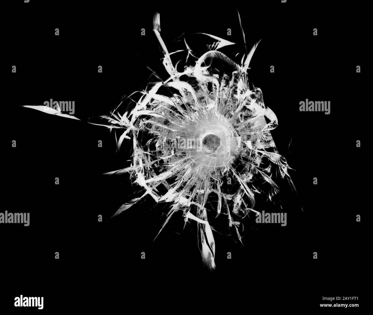 Vitre cassée fissurée sur fond noir. Texture du pare-brise cassé. Banque D'Images