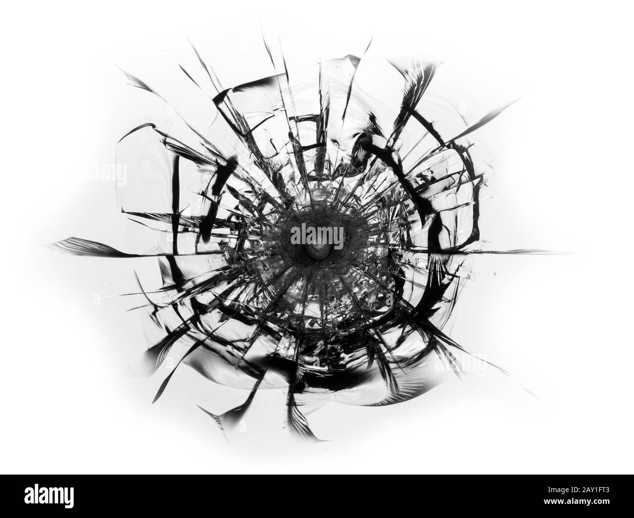 Vitre cassée fissurée sur fond blanc. Texture du pare-brise cassé. Banque D'Images