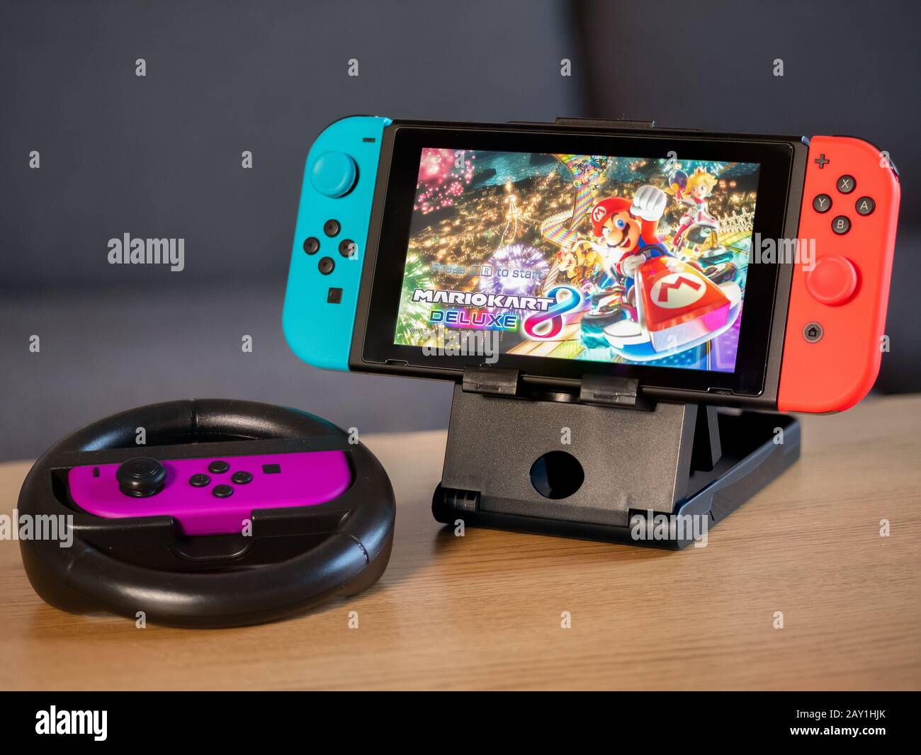 Royaume-Uni - février 2020: Console de jeux Nintendo Switch avec écran  d'accueil Mario Kart et contrôleur de roue Photo Stock - Alamy