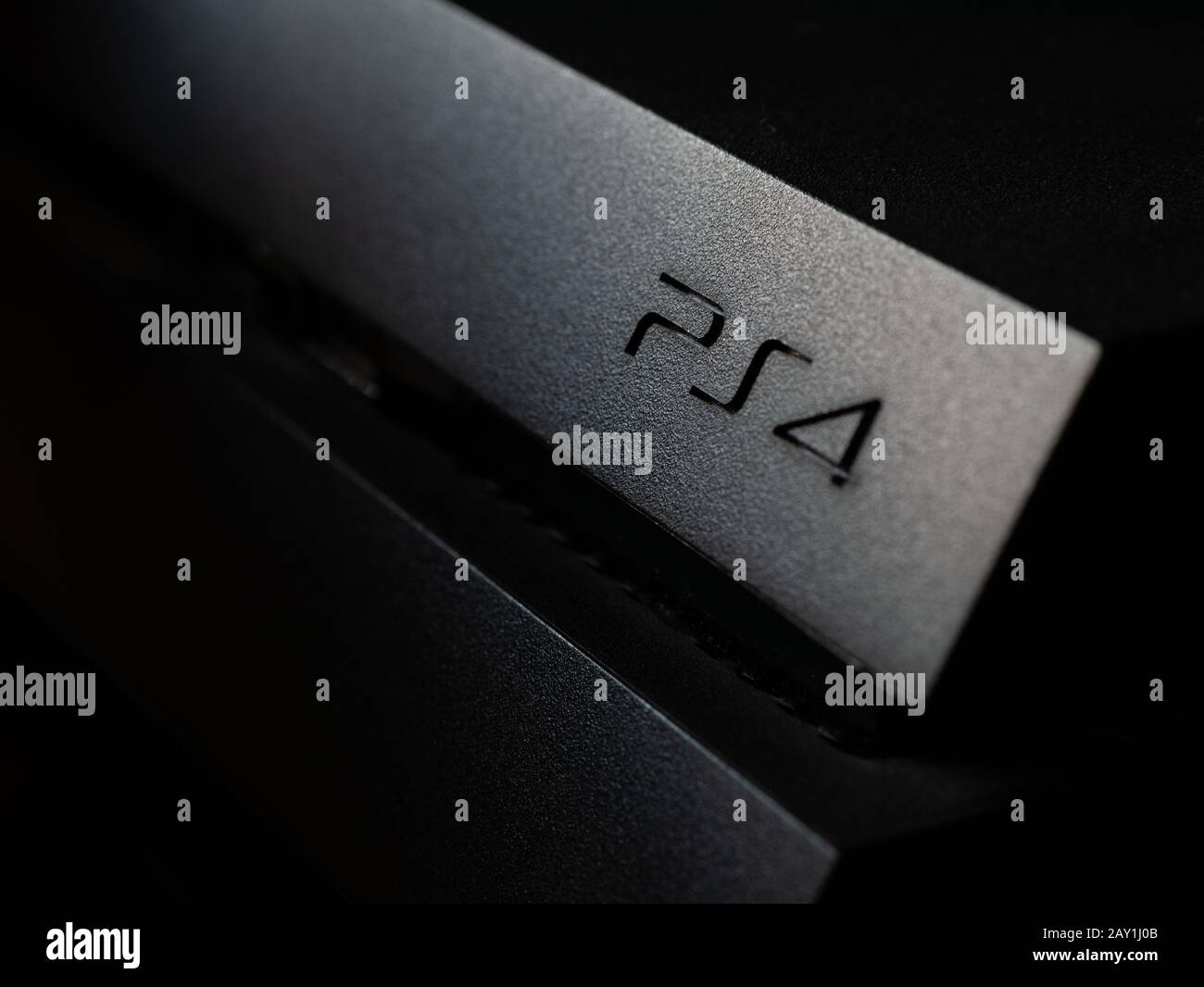 Royaume-Uni - février 2020 : gros plan du logo Sony Playstation 4 sur la console sombre Banque D'Images