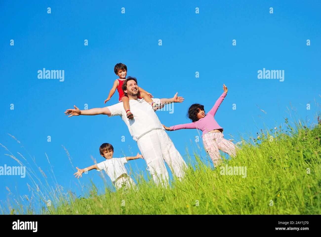 Famille heureuse avec quatre membres sur la belle scène dans la nature Banque D'Images
