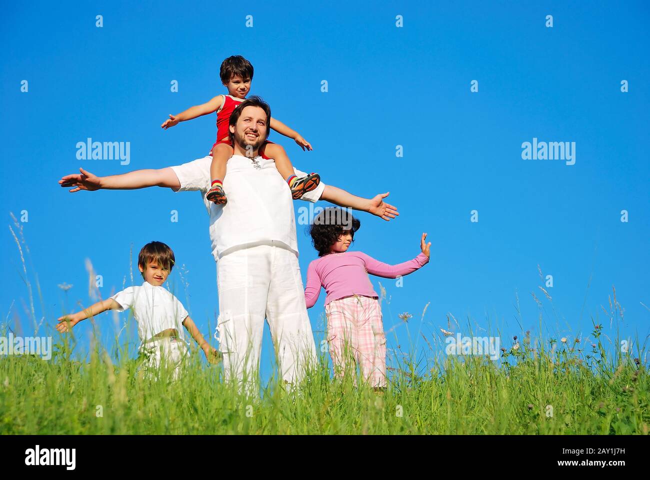 Famille heureuse avec quatre membres sur la belle scène dans la nature Banque D'Images