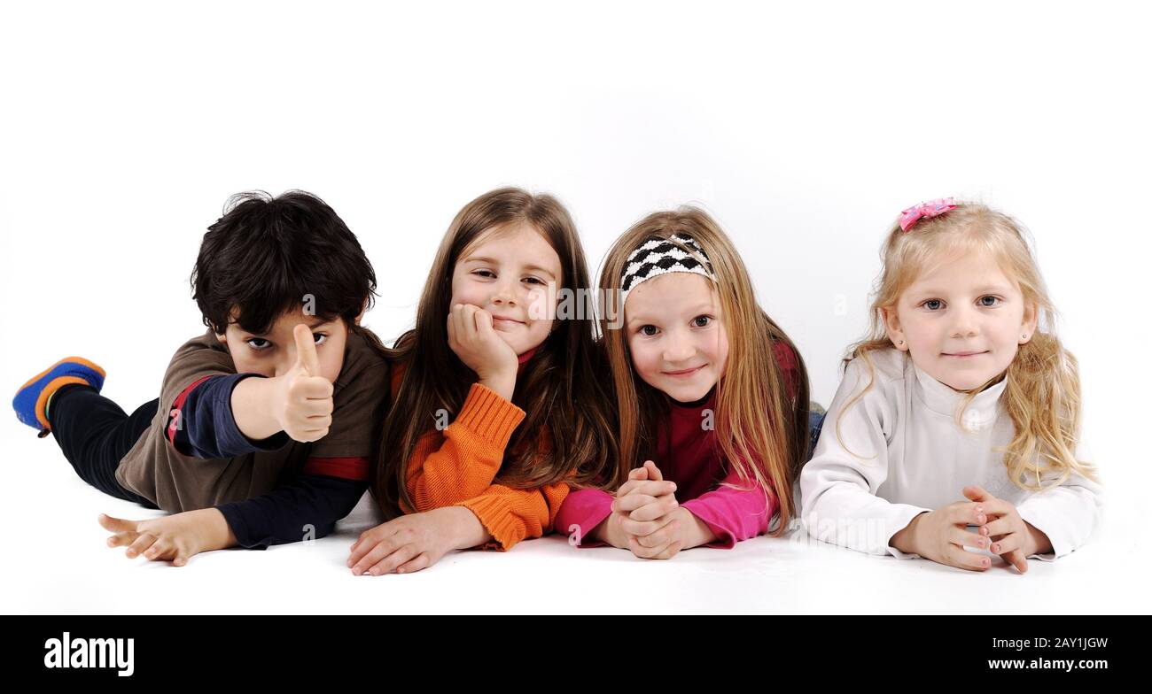 Famille de groupe d'enfants posée au rez-de-chaussée isolée Banque D'Images