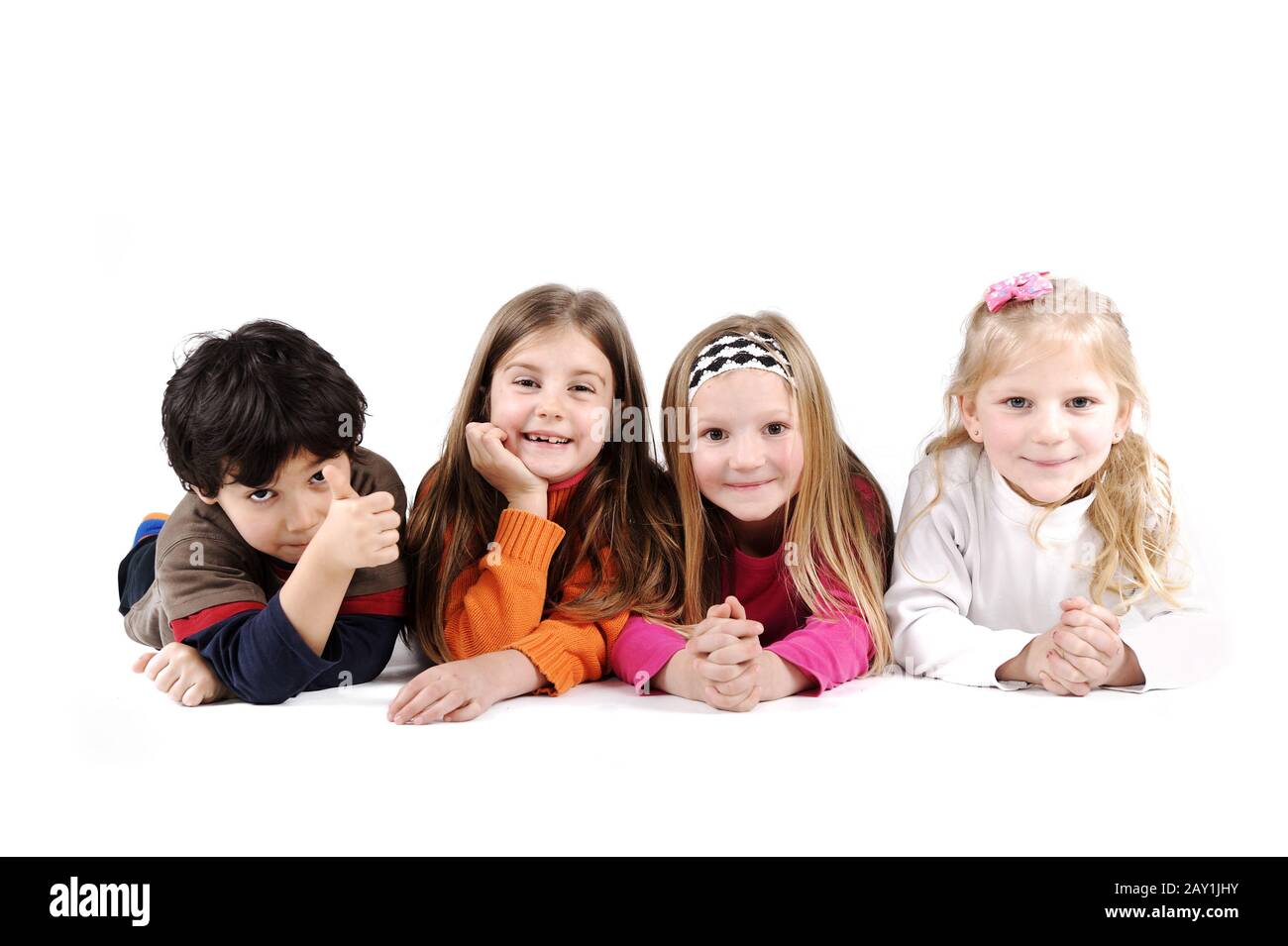 Famille de groupe d'enfants posée sur sol isolé Banque D'Images