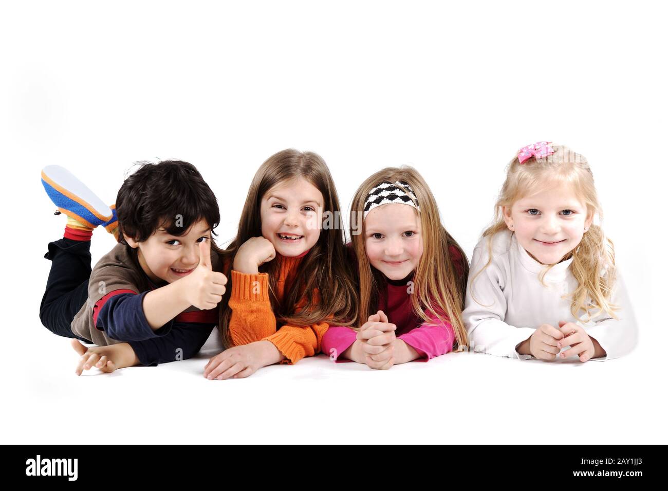 Famille de groupe d'enfants posée sur sol isolé Banque D'Images