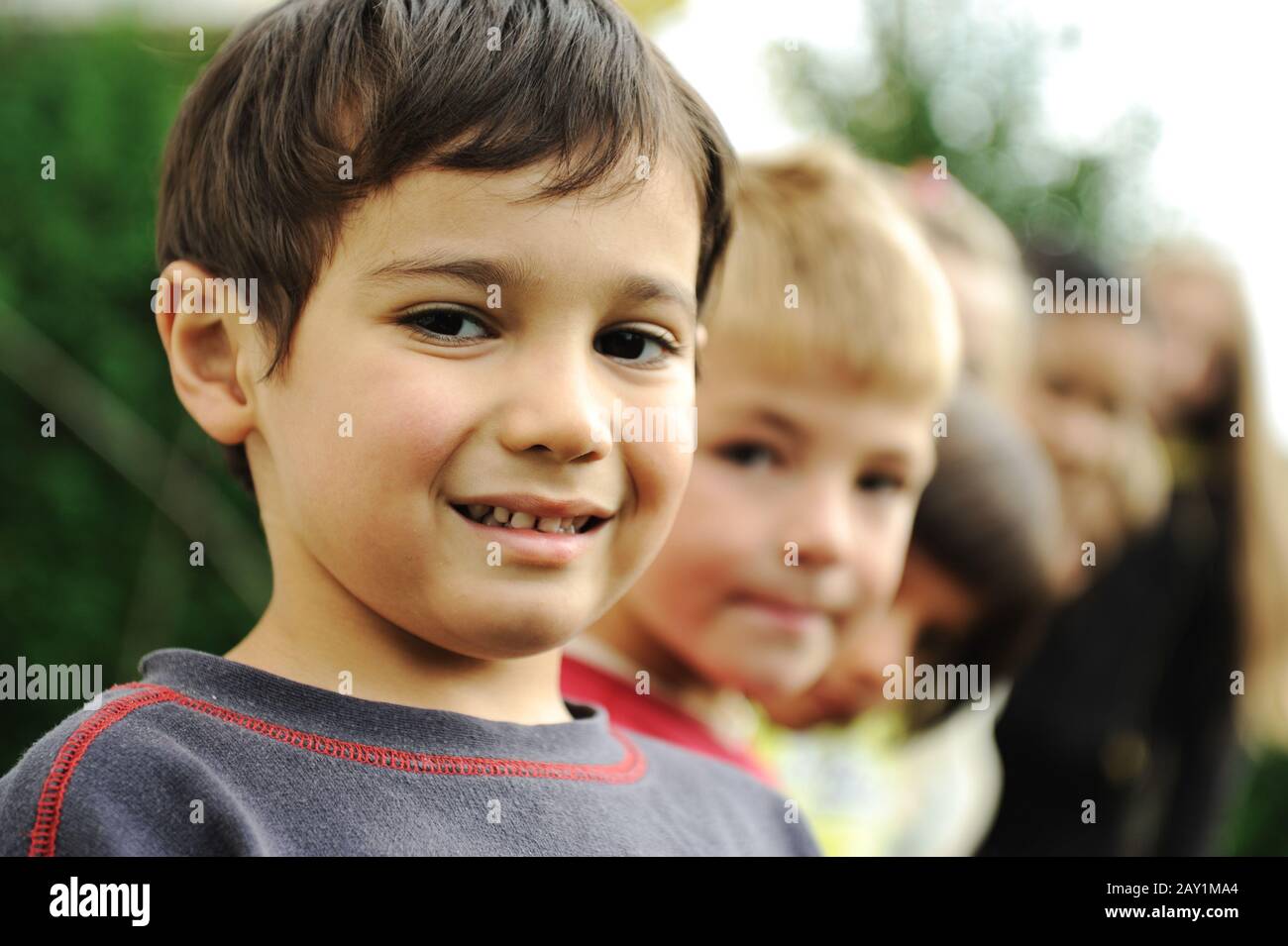 portrait des enfants de groupe en plein air Banque D'Images