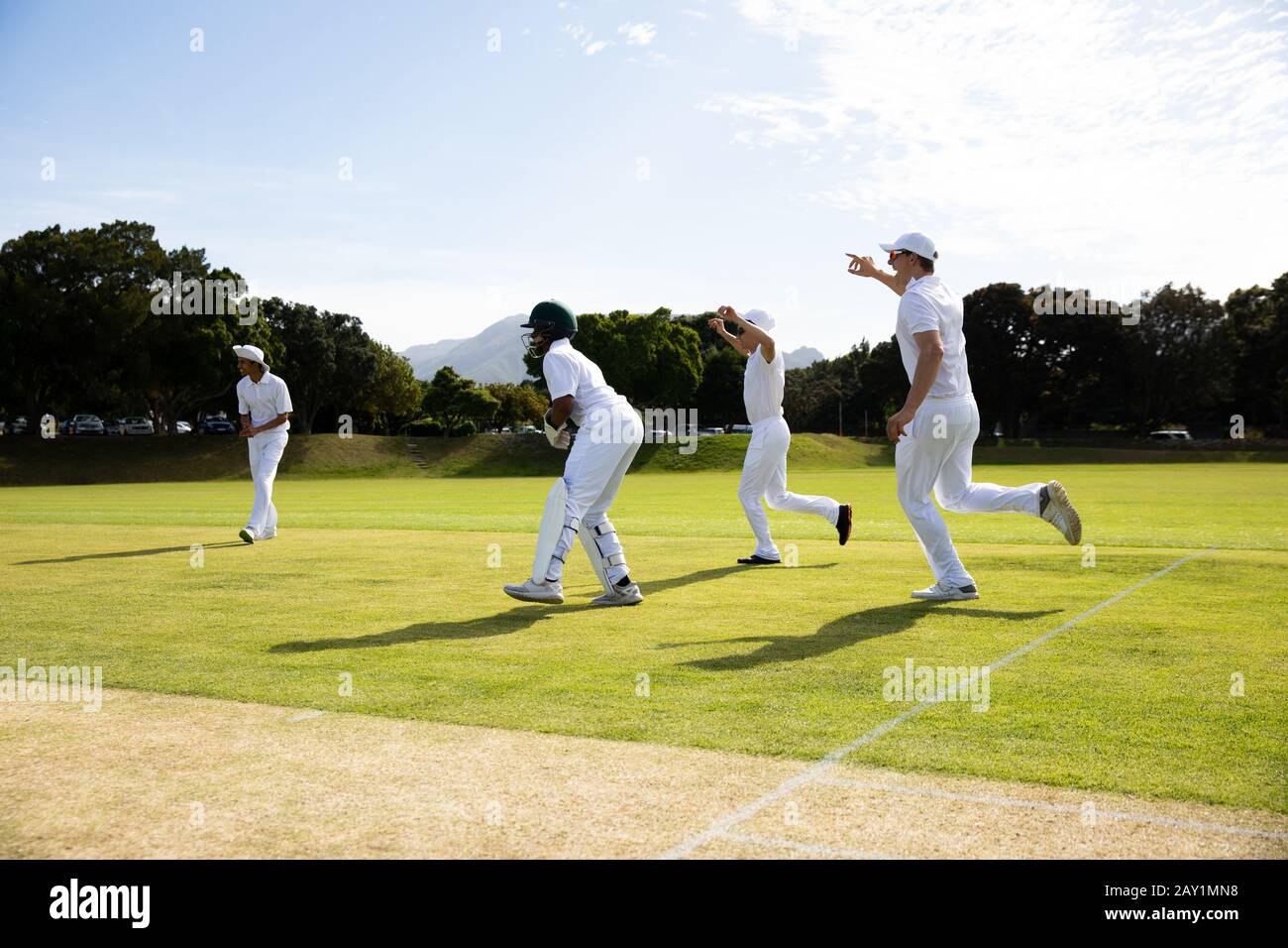 Entraînement des joueurs de cricket sur le terrain Banque D'Images