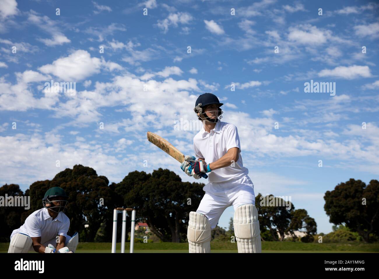 Entraînement des joueurs de cricket sur le terrain Banque D'Images