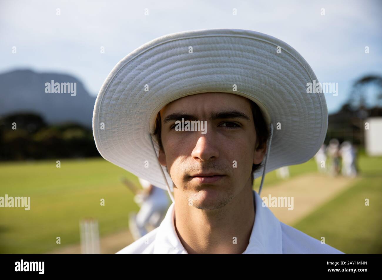 Joueur de cricket regardant l'appareil photo Banque D'Images