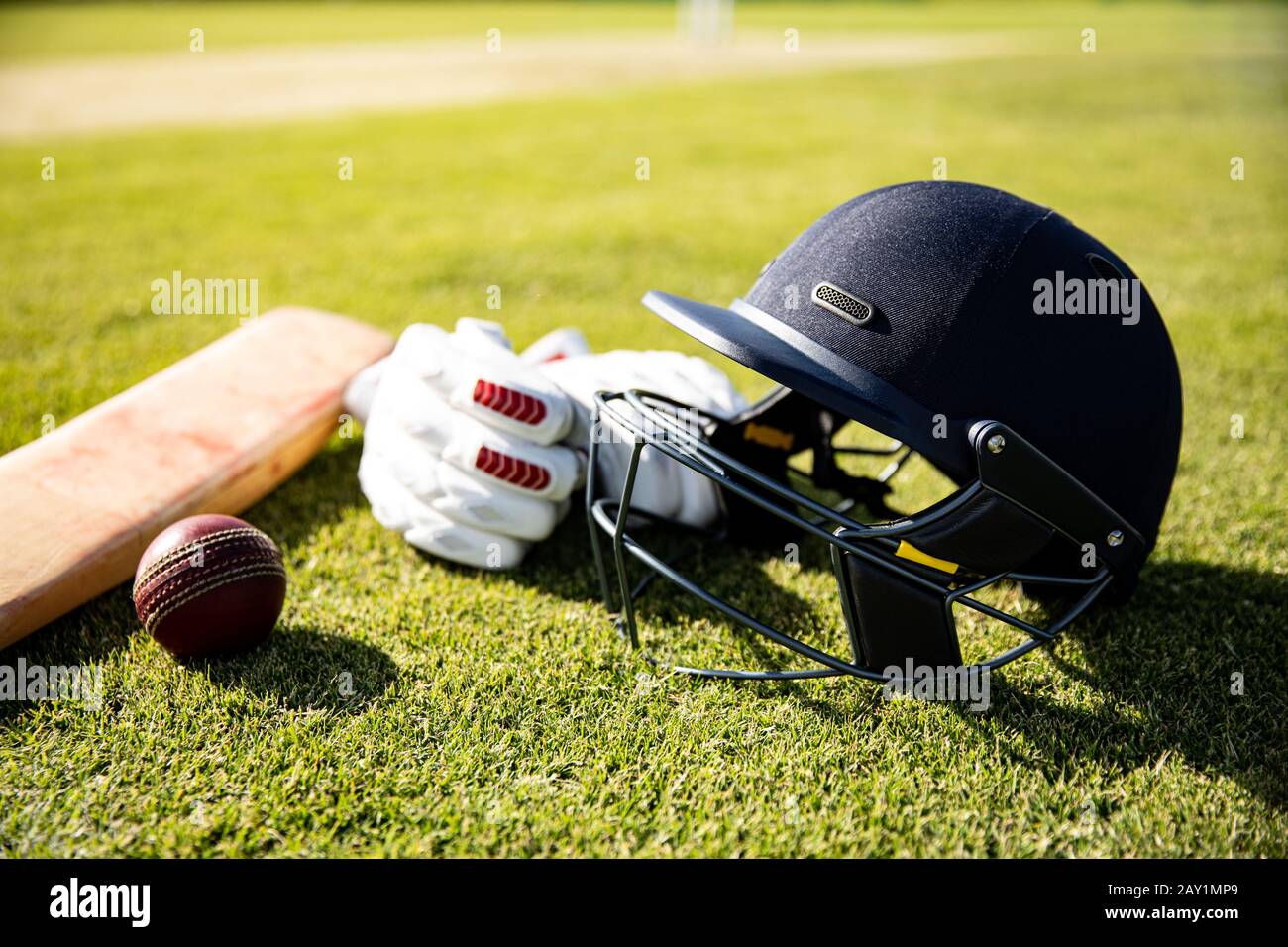 Ballon de cricket et casque Banque D'Images