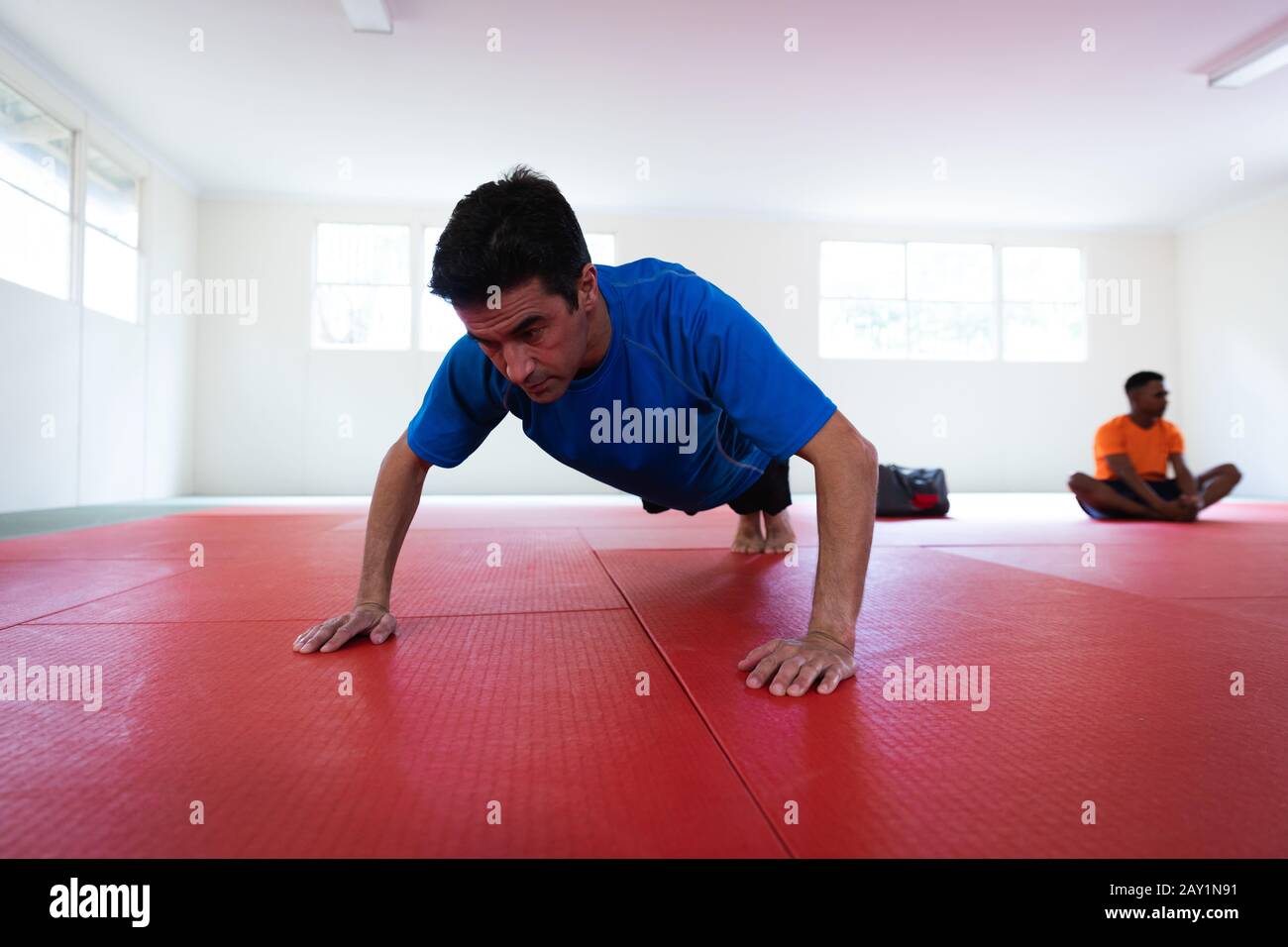 Judoka faisant pousser sur des tapis de gym Banque D'Images