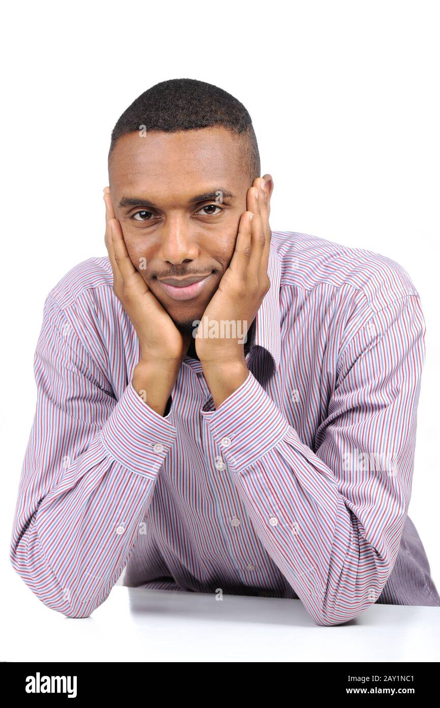 Étudiant d'université masculine d'Afrique assis au bureau Banque D'Images