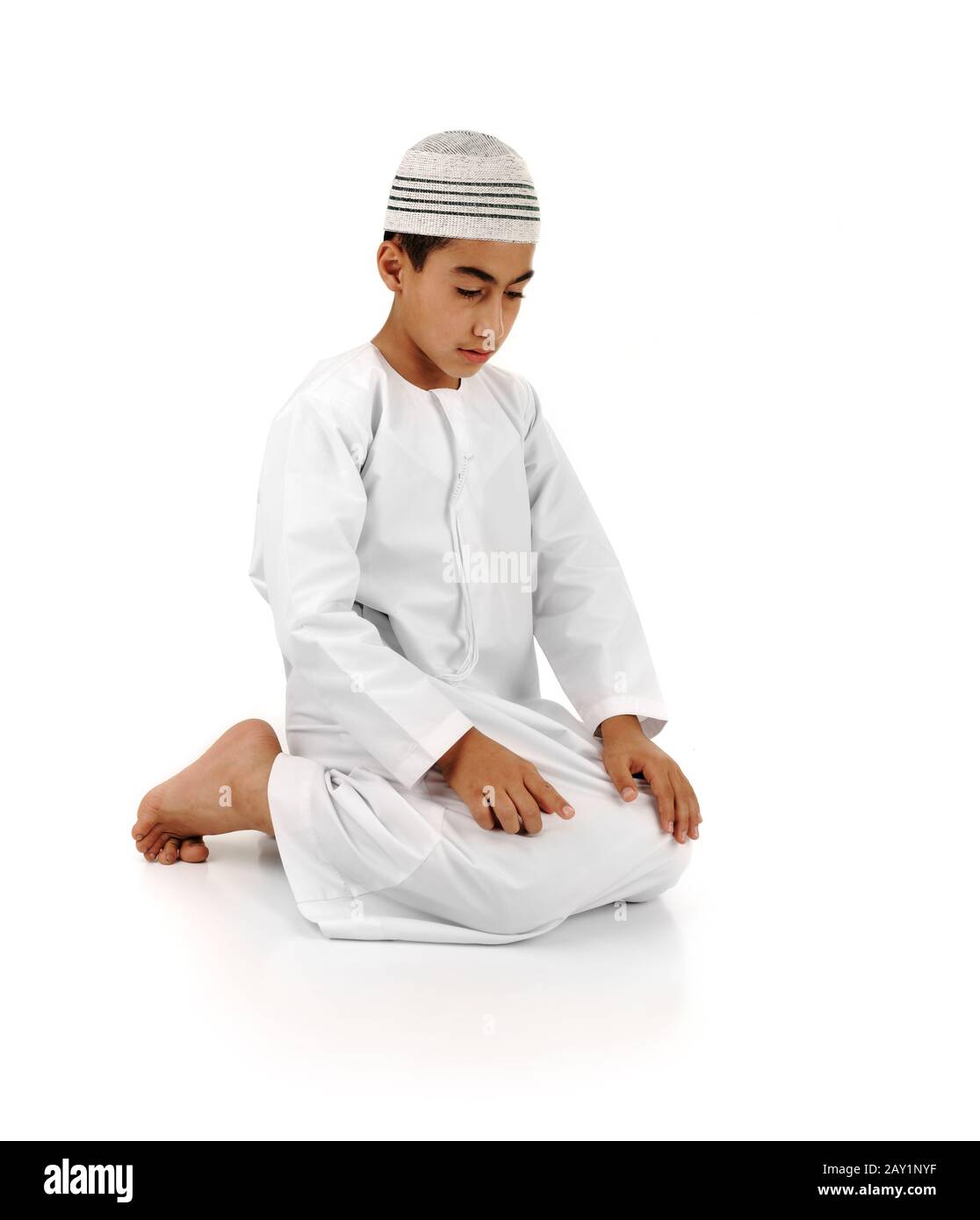 Prière islamique explication série complète. Enfant arabe montrant des mouvements musulmans complets tout en priant Banque D'Images