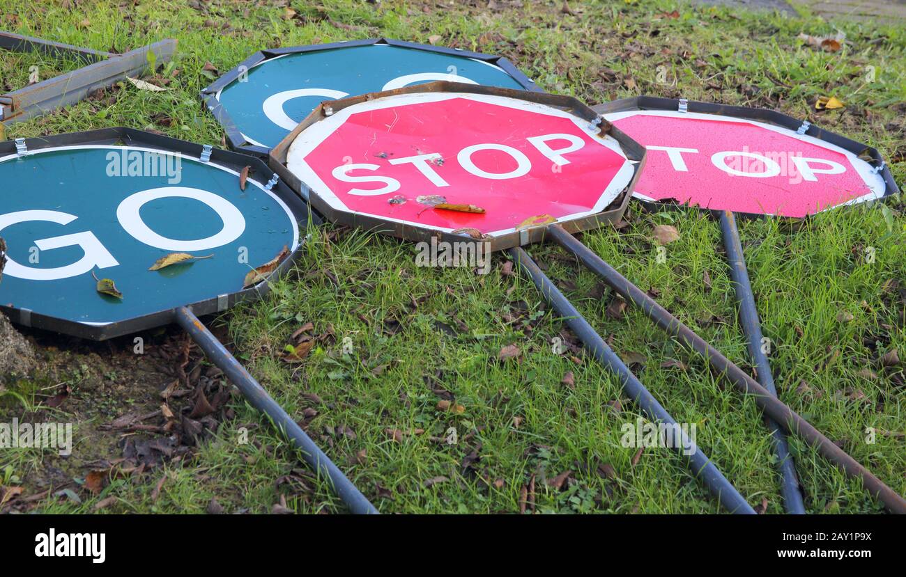 Stop go les affiches aux travaux routiers à Burgess Hill West Sussex Banque D'Images