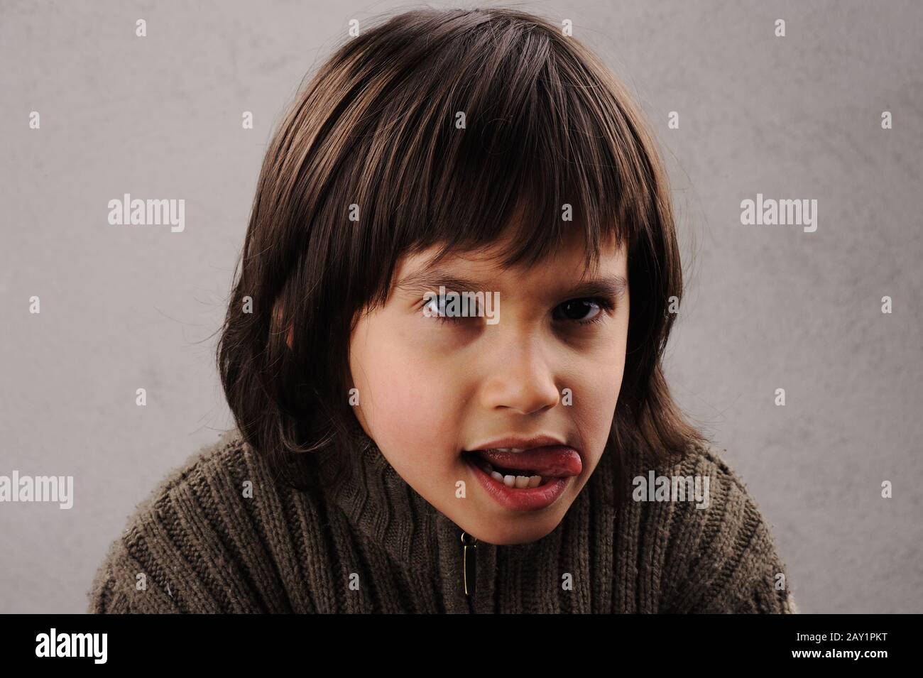 Écolier, série de gamin intelligent 6-7 ans avec des expressions du visage Banque D'Images