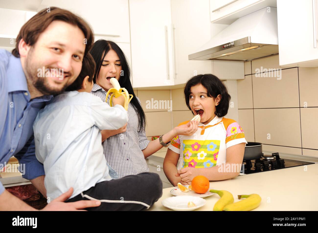 Famille heureuse de quatre membres dans la cuisine Banque D'Images