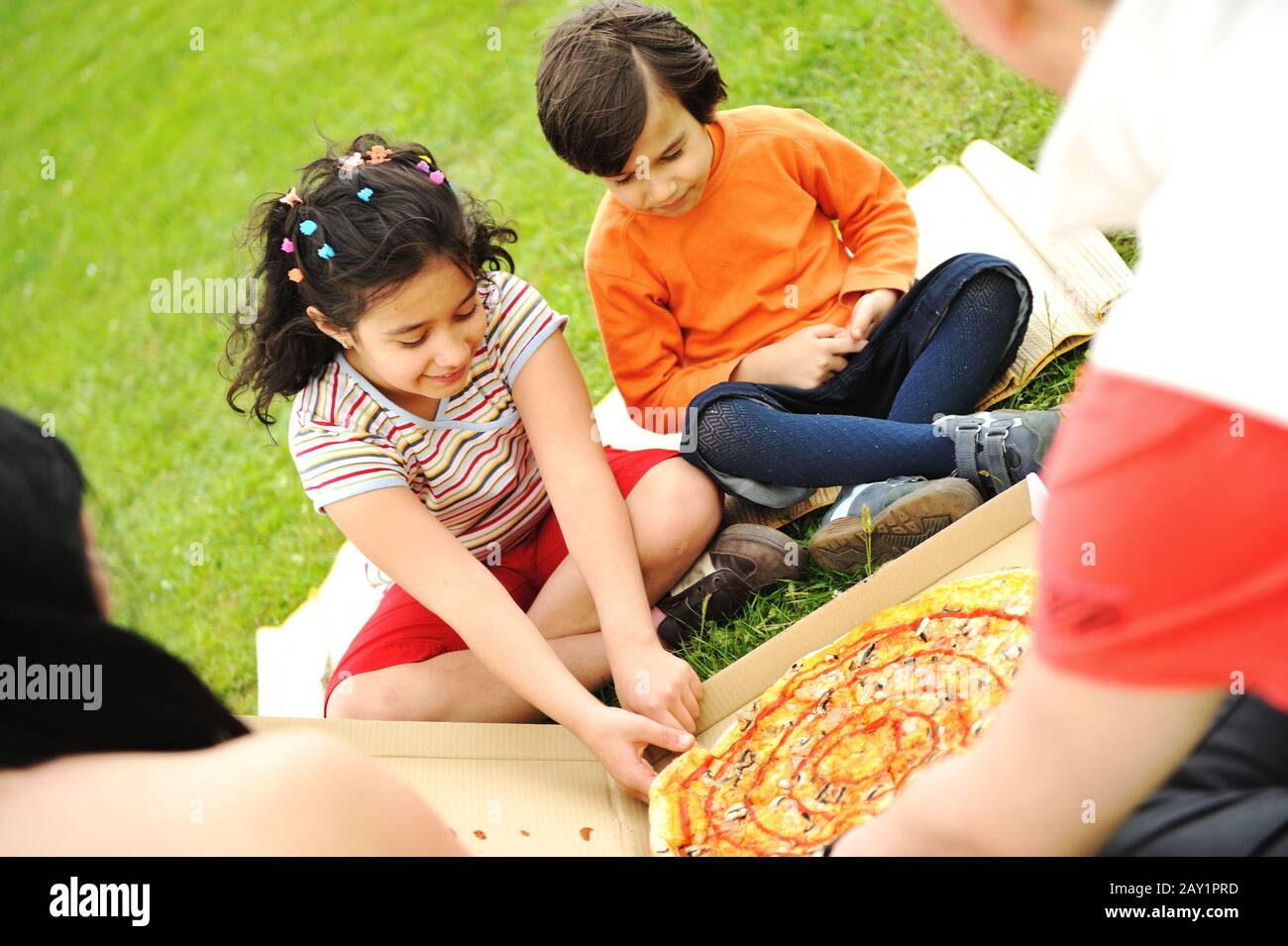 Manger de la pizza, pique-nique, famille en plein air Banque D'Images