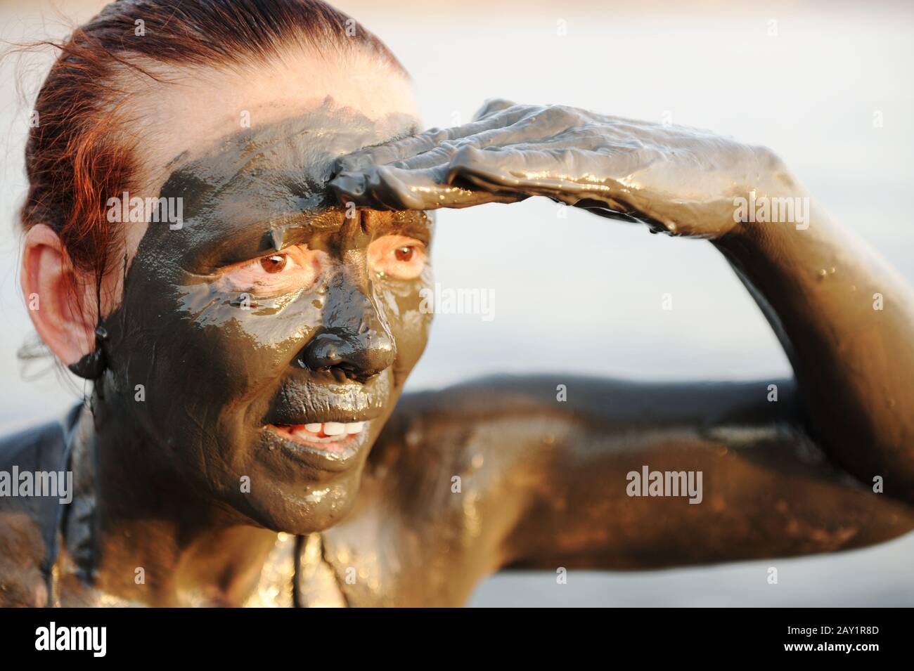 Femme âgée dans un maillot de bain de boue minérale naturelle provenant de  la mer morte en Jordanie Photo Stock - Alamy