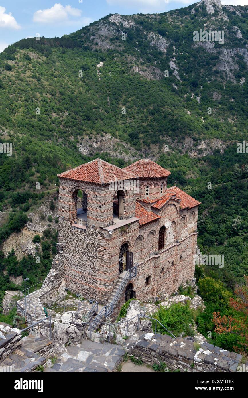 La Bulgarie, l'ancienne église de la Sainte Mère de Dieu dans la forteresse médiévale Asen Banque D'Images
