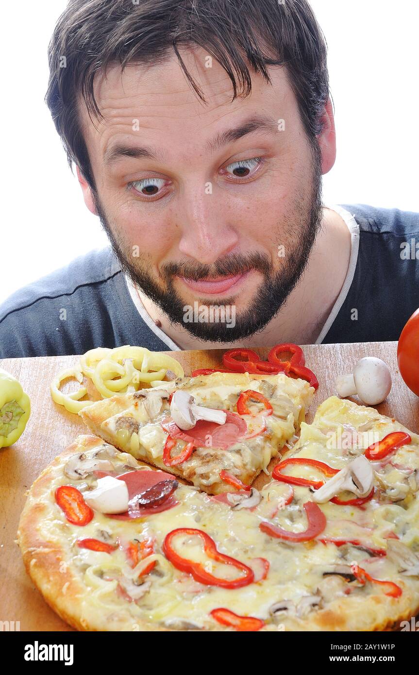 Personne adulte avec visage surpris sur la table à pizza Banque D'Images