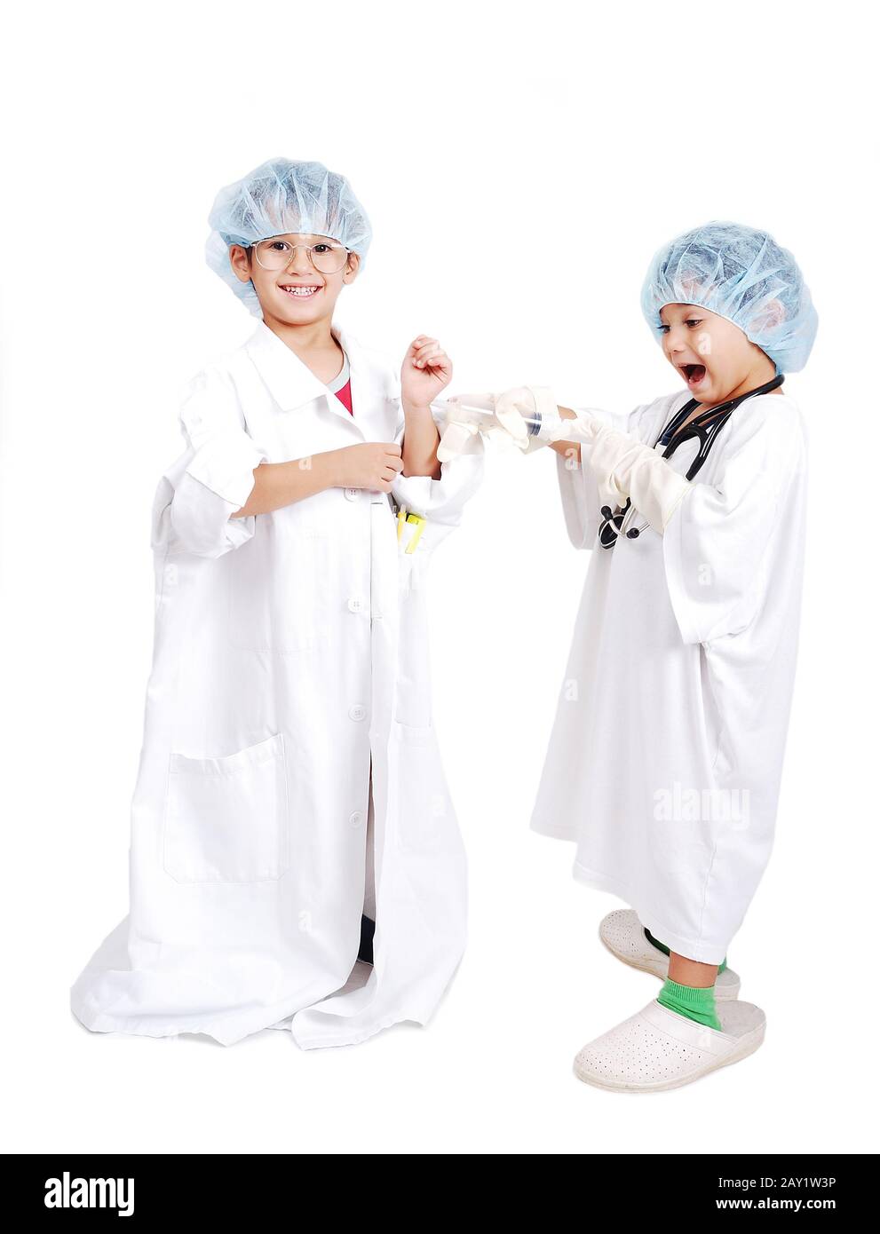 Deux enfants très mignons dans des vêtements blancs d'hôpital Banque D'Images
