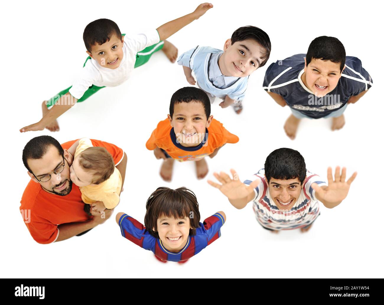 Enfants heureux, garçons souriants et positifs d'en haut, angle différent, isolé sur blanc, corps entier. Père avec bébé dans les bras Banque D'Images