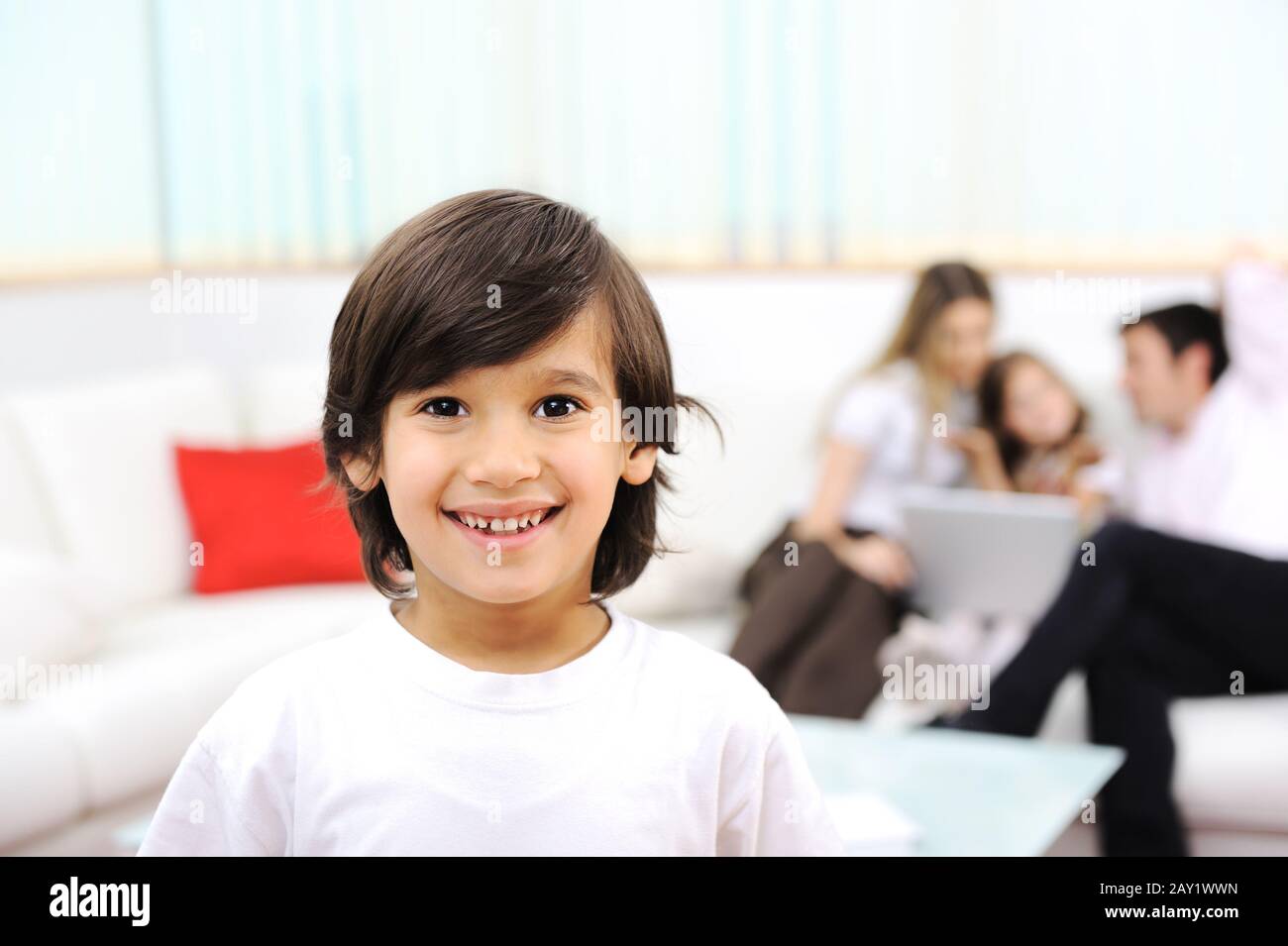 Un enfant heureux à la maison avec sa famille Banque D'Images