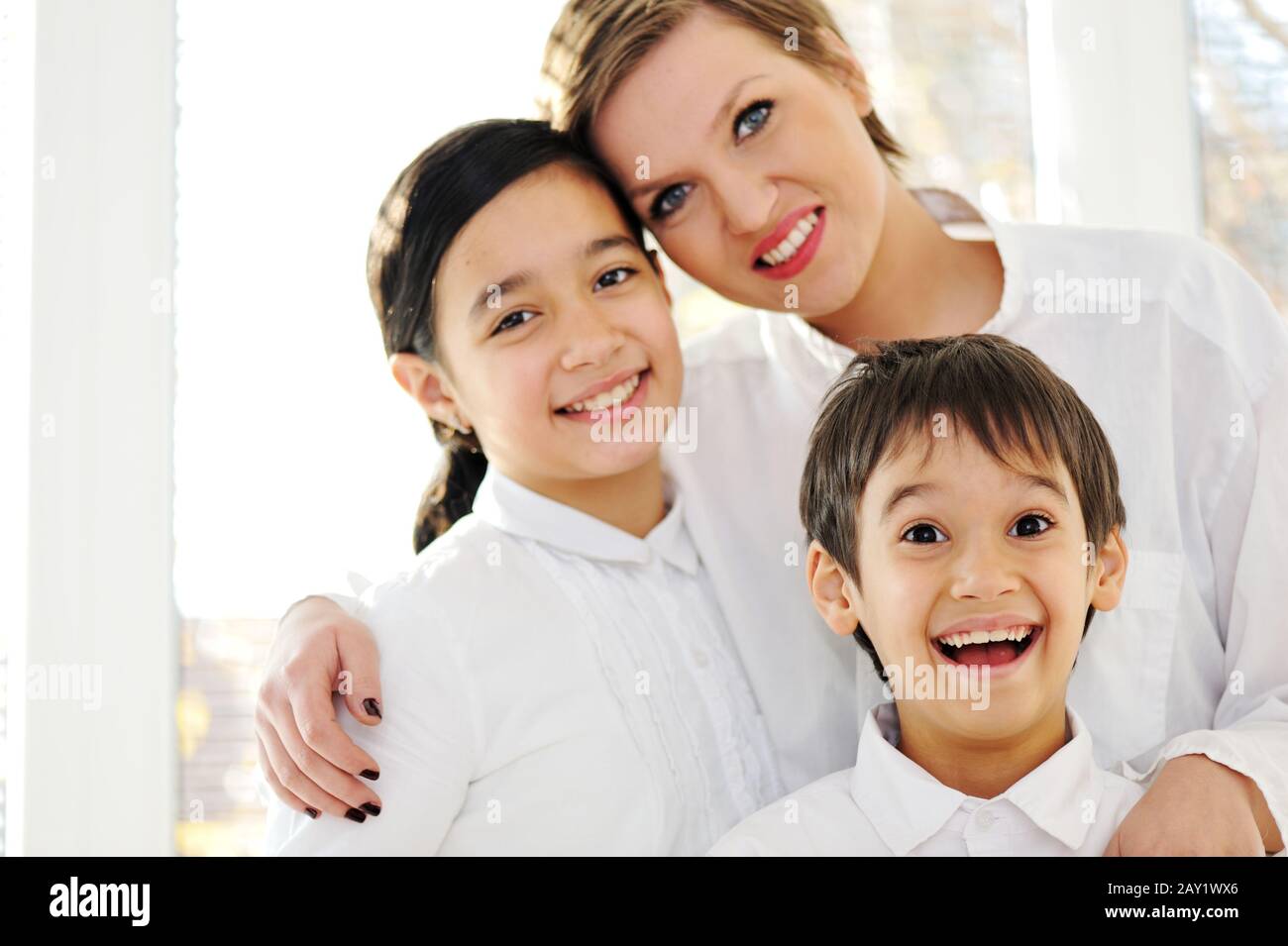 Mère et enfants à la maison Banque D'Images